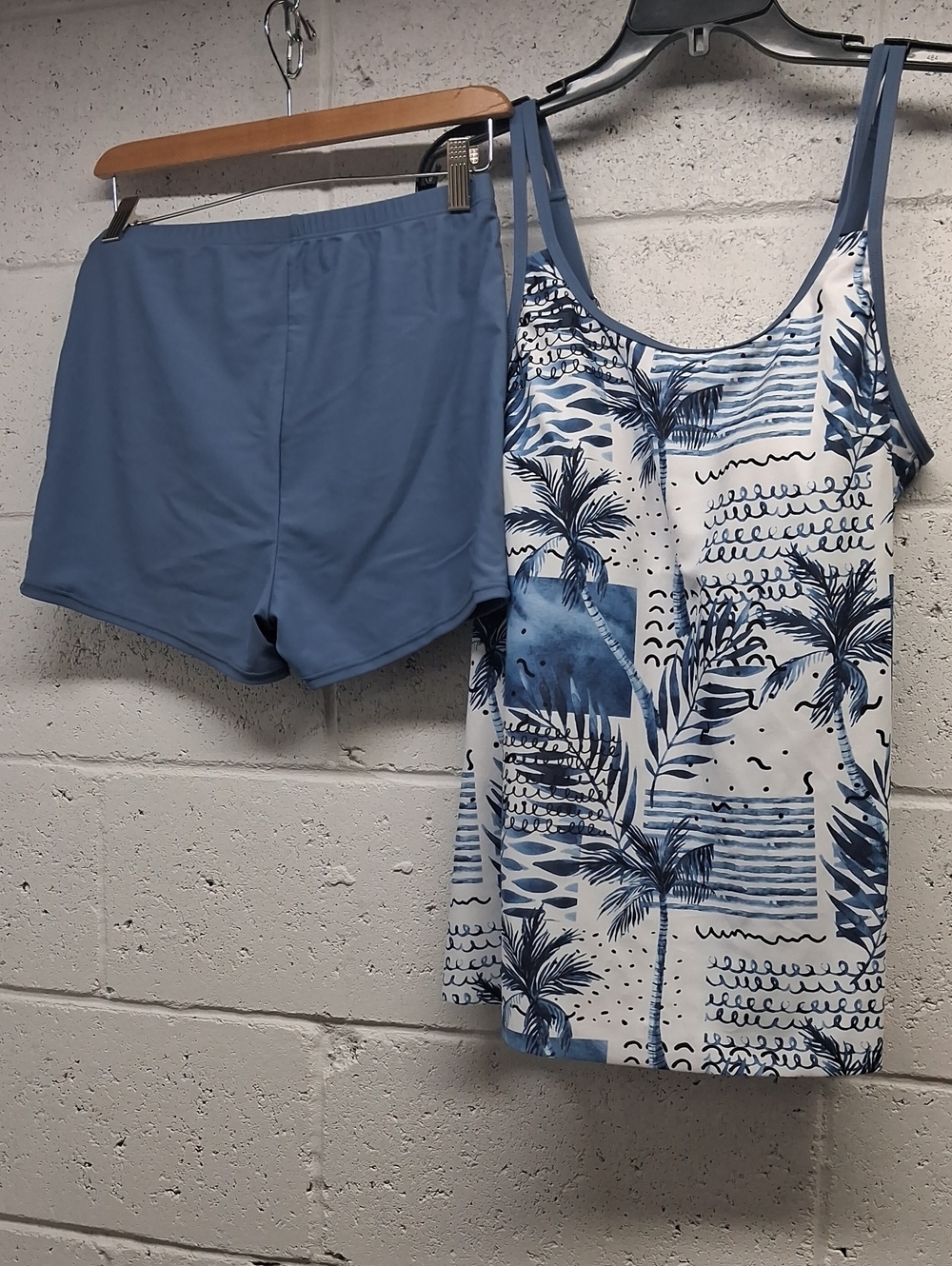 NWOT Womens Tankini Blue Palm Print Tankini Top with Solid Swim Shorts